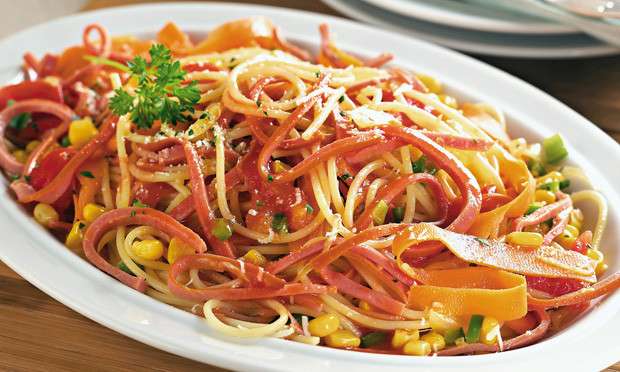 Almoço de Macarrão com salsicha de frango e legumes