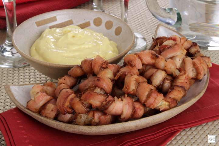 Anéis de cebola com bacon e molho de mostarda
