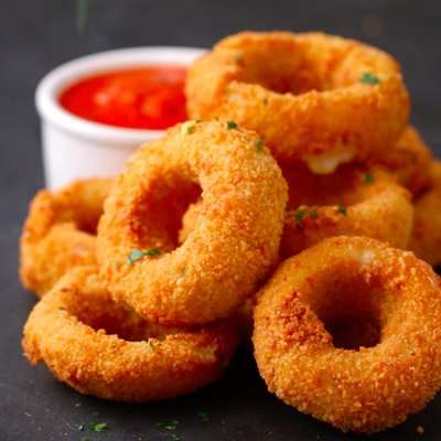 Anéis de cebola recheados com queijo