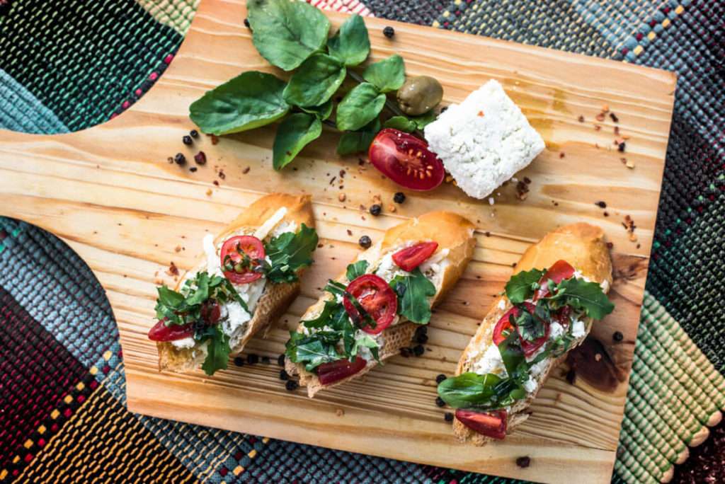 BRUSCHETTA COM RICOTA DE BÚFALA E POMODORO