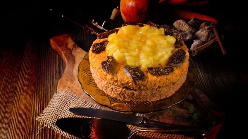 Bolo de cenoura com abacaxi