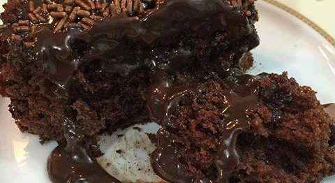 Bolo de chocolate bem cremoso que fica pronto rapidamente