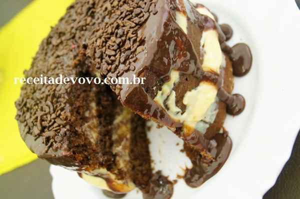 Bolo de chocolate com beijinho