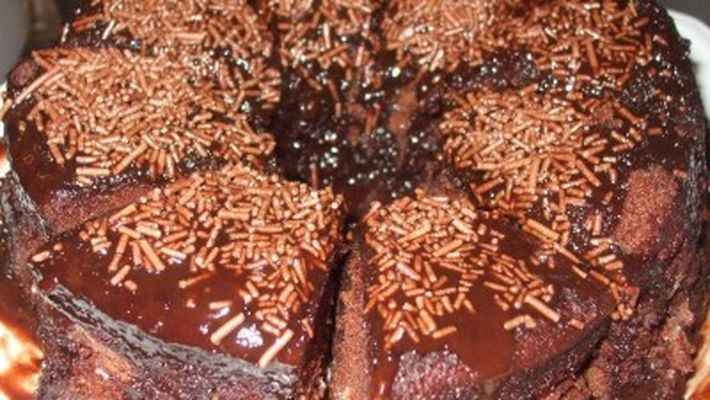 Bolo de chocolate de microondas com calda de falso brigadeiro