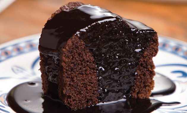 Bolo de chocolate fofinho com cobertura de brigadeiro