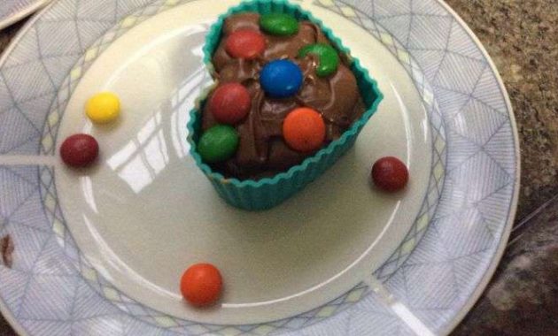 Cupcake de chocolate com decoração simples
