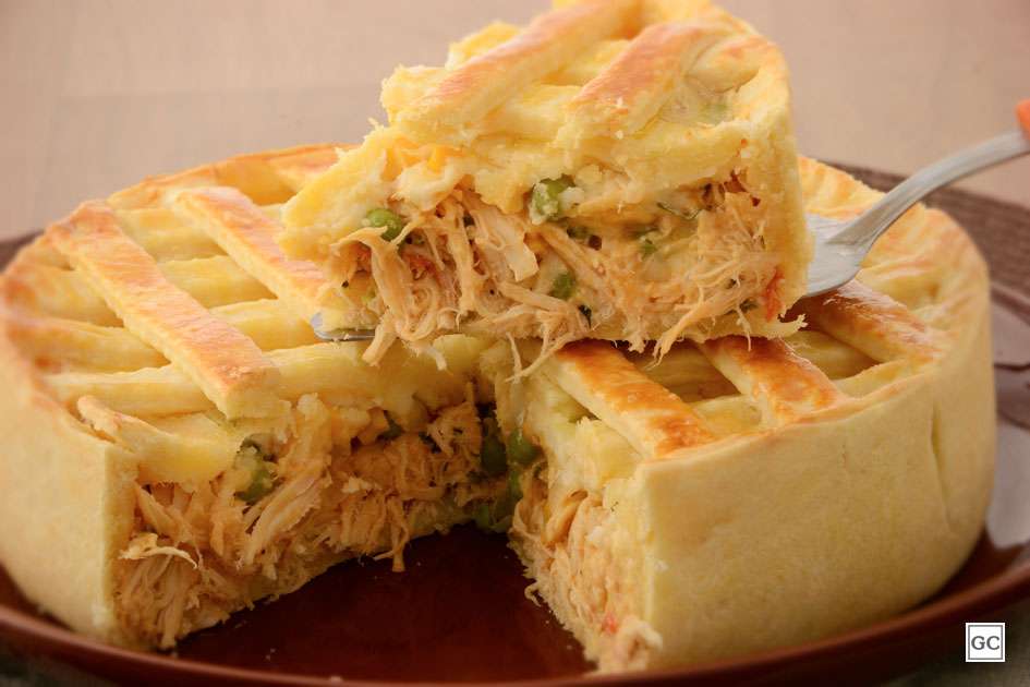 Empadão de frango com recheio cremoso