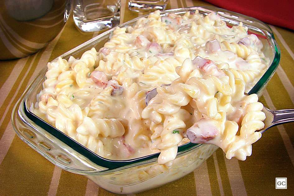 Macarrão de forno ao molho branco de queijo e presunto