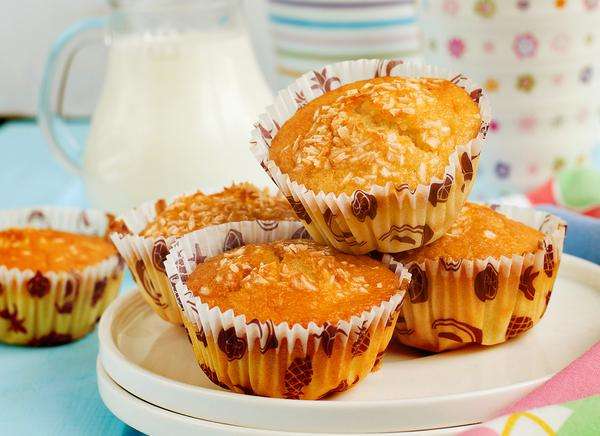 Mini bolo de cenoura com coco