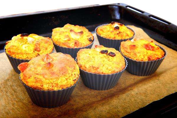 Mini bolo de cenoura com maçã e passas