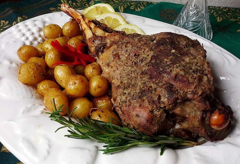 Paleta de Cordeiro à moda gaúcha (no forno) com Batatas deliciosas 