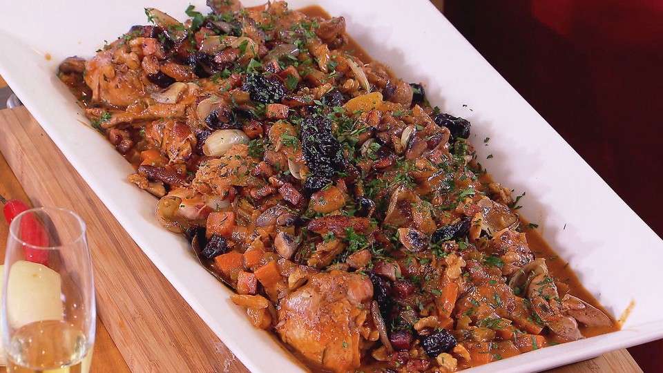 Peru assado com mini cebola, cogumelos, bacon e purê de batata doce