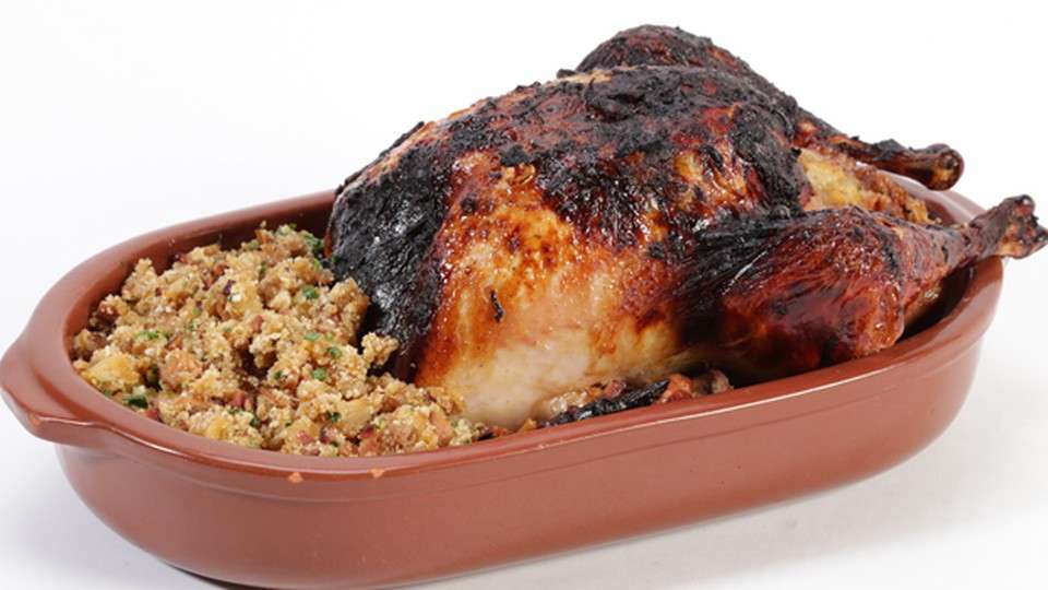 Peru de Natal tradicional recheado com farofa de bacon e abacaxi