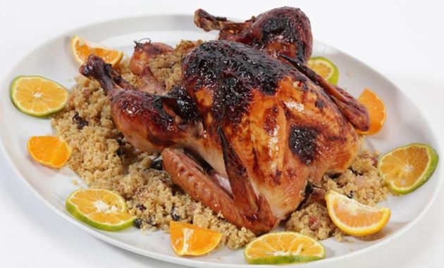 Peru de natal familiar recheado com farofa de mandioca e bacon