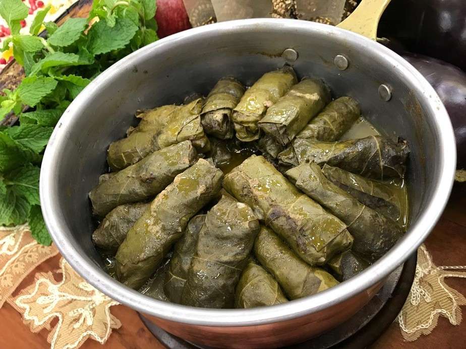 RECEITA DE CHARUTOS DE FOLHA DE PARREIRA
