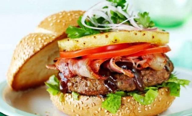 Receita de Hambúrguer com abacaxi caramelizado