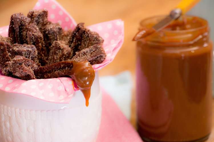 Receita de Mini Churros de Chocolate Ultra Crocante com Doce de Leite