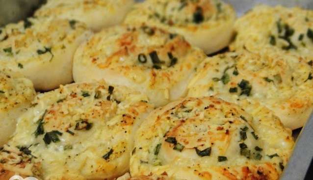 Receita de Pão Enroladinho com Alho e Queijo