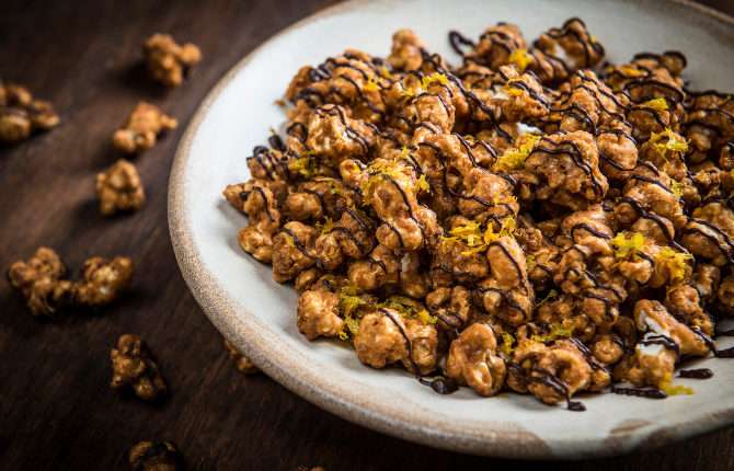 Receita de Pipoca Caramelada com Laranja e Chocolate
