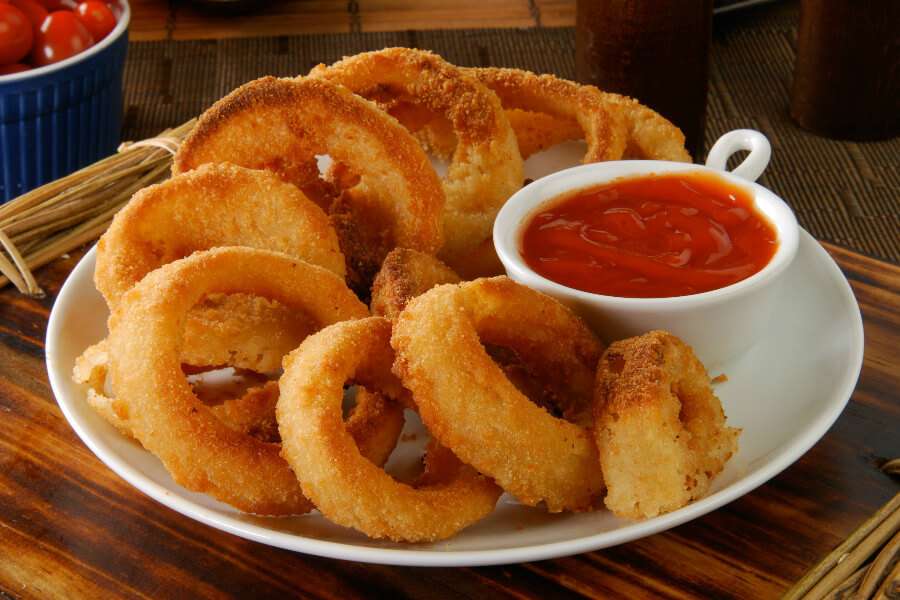 Receita de anéis de cebola simplificados com Ketchup Delicioso