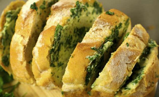 Receita de pão de alho caseiro para churrasco
