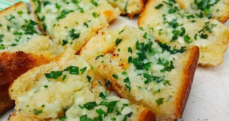 Receita de pão de alho decorada com Salsinha