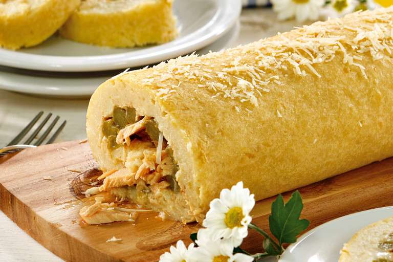 Rocambole de batata recheado com aspargos e salmão