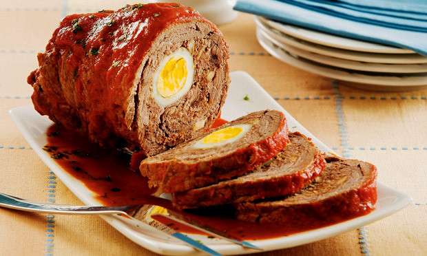 Rocambole de carne com ovos