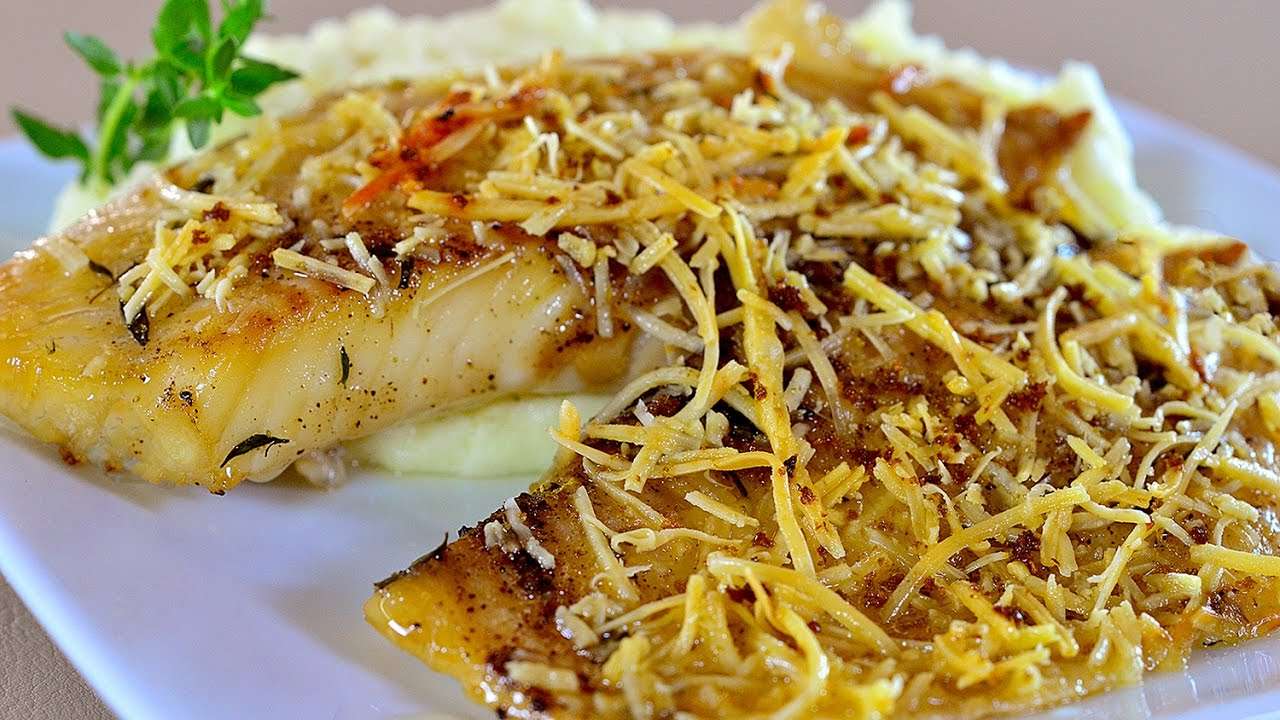 Tilápia assada com crosta de parmesão e limão