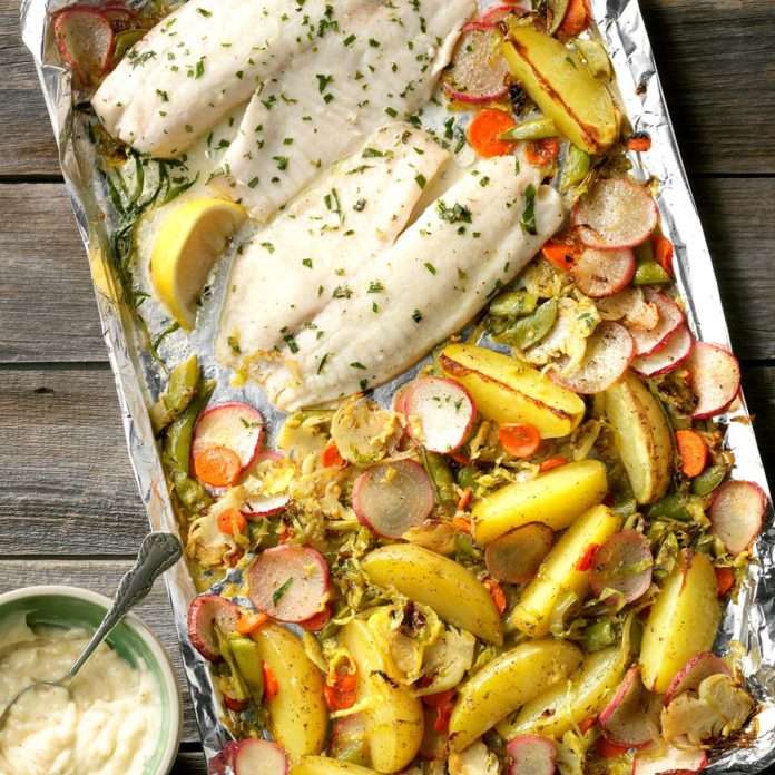 Tilápia com folhas e mistura de vegetais