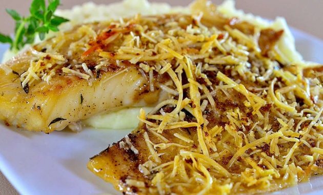 Tilápia assada com crosta de parmesão e limão