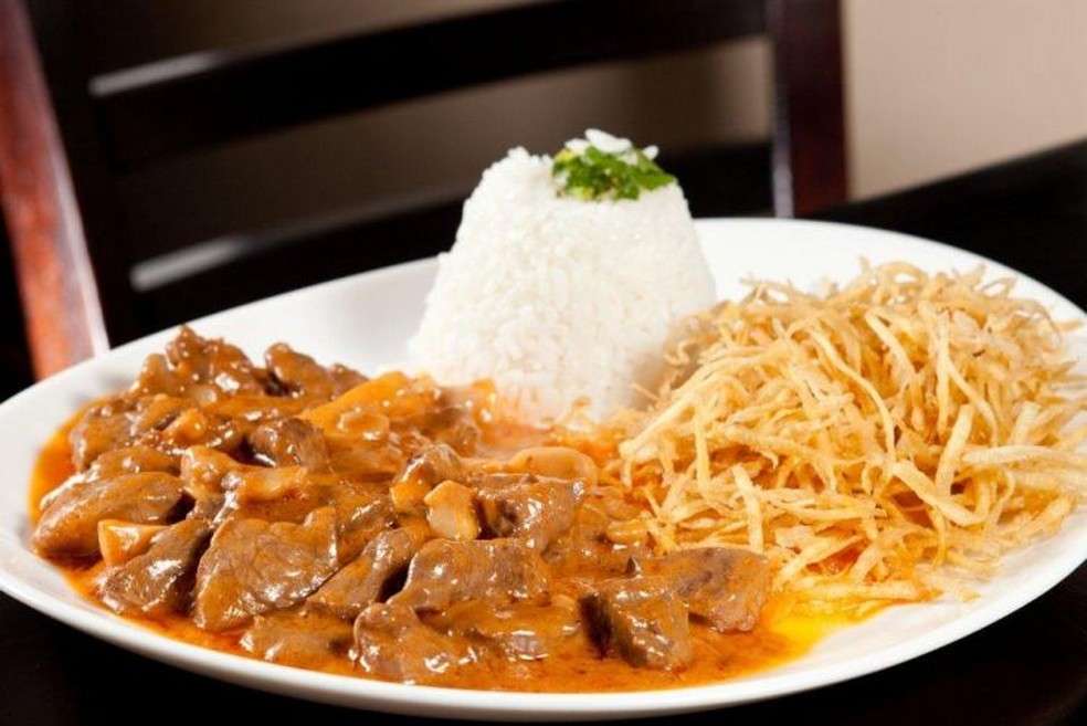 Almoço Rápido de Estrogonofe de Carne com Cenoura