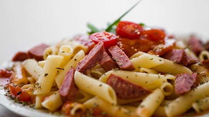 Almoço Rápido de Macarrão com calabresa na panela de pressão