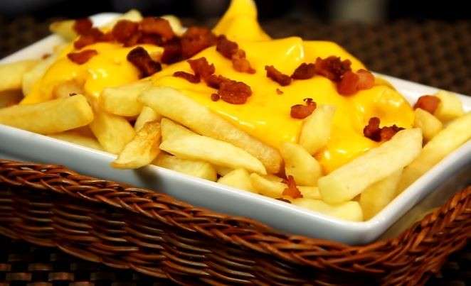 Receita Deliciosa de Batata Frita com Cheddar e Bacon