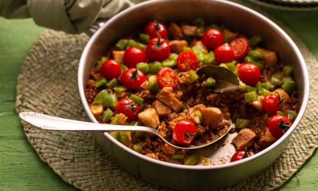 Receita de Arroz com frango, páprica e tomate em uma panela só