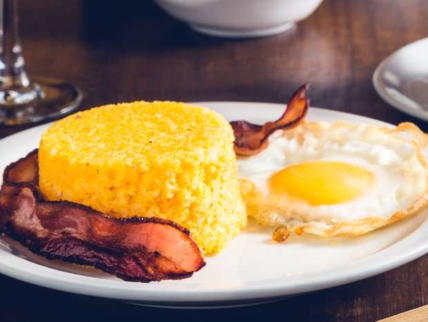 Receita de Cuscuz de milho com bacon e ovo caipira