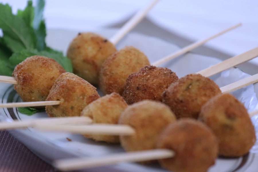 Receita de Espetinho de bolinha de batata