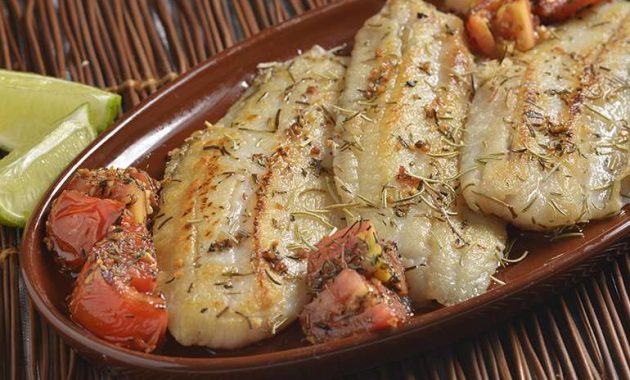 Receita de Filé de Peixe Grelhado com Alho e Alecrim