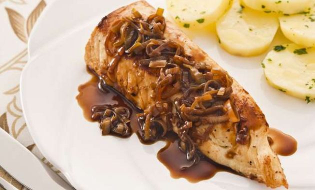 Receita de Peixe grelhado com molho agridoce de alho-poró