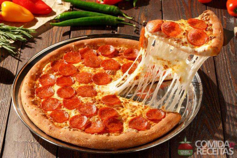 Receita de Pizza de Pepperoni na Fritadeira Elétrica