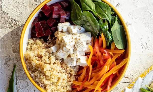 Receita de Salada de quinoa, legumes e queijo de cabra