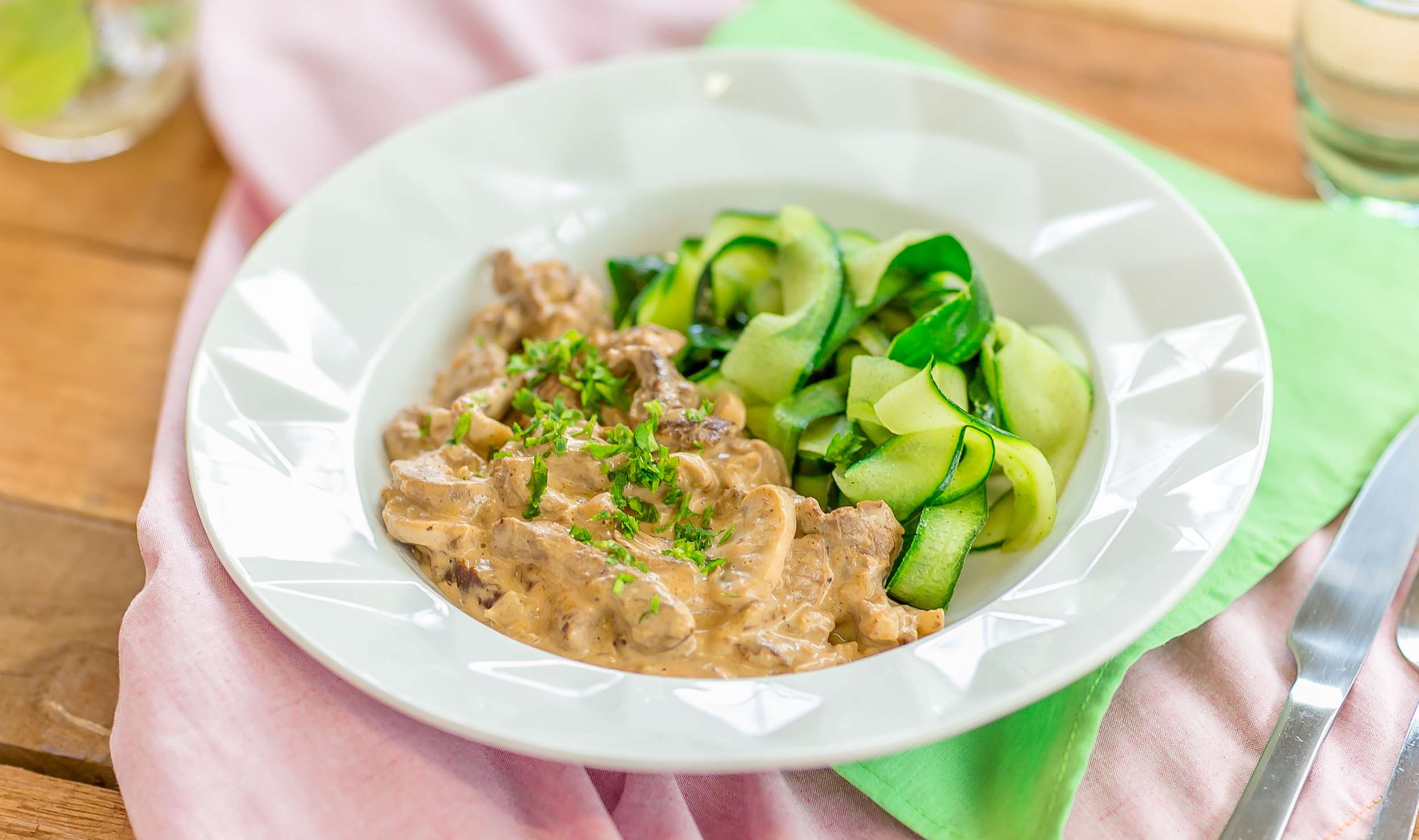 Receita de Strogonoff de Carne Fit com Champignon e Fitas de Pepino