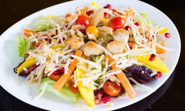 Receita de salada fria de frango com broto de soja francesa