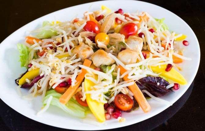 Receita de salada fria de frango com broto de soja francesa