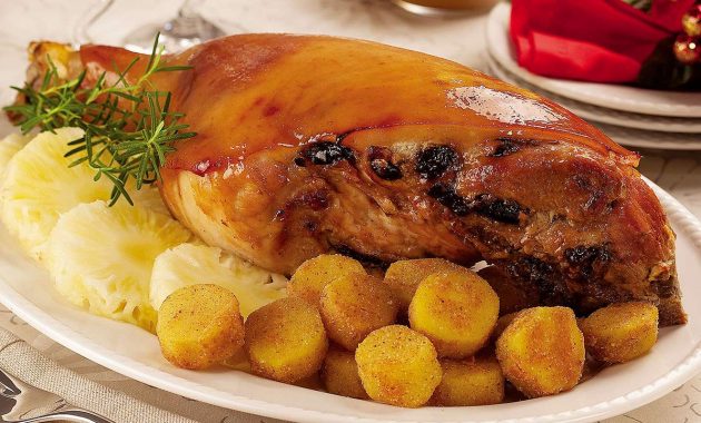 Pernil assado na cachaça e farofa de pão
