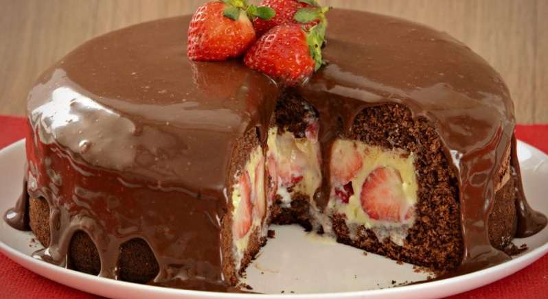 Receita de Bolo Bombom de Morango Natalino