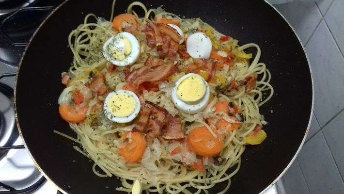 Receita de Macarrão com bacon, ovo e legumes