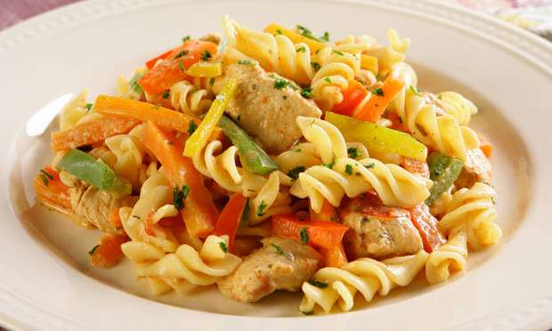 Receita de Macarrão na pressão com frango e legumes
