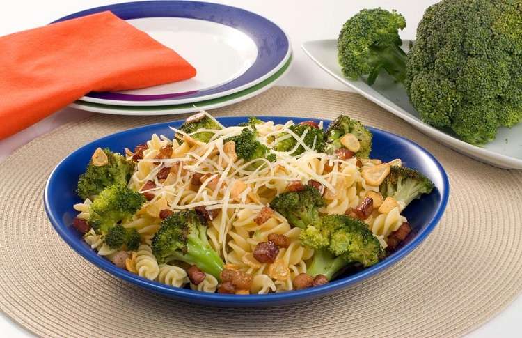 Receita de Macarrão parafuso com brócolis e bacon