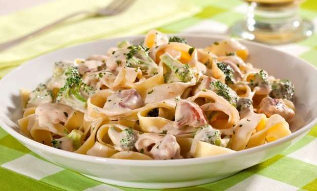 Receita de Macarrão ao creme de frango e brócolis